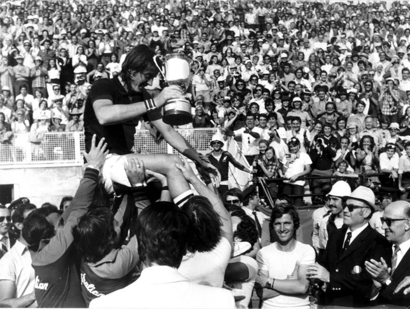 Internazionale di tennis di Roma, 1976. Adriano Panatta festeggia la vittoria